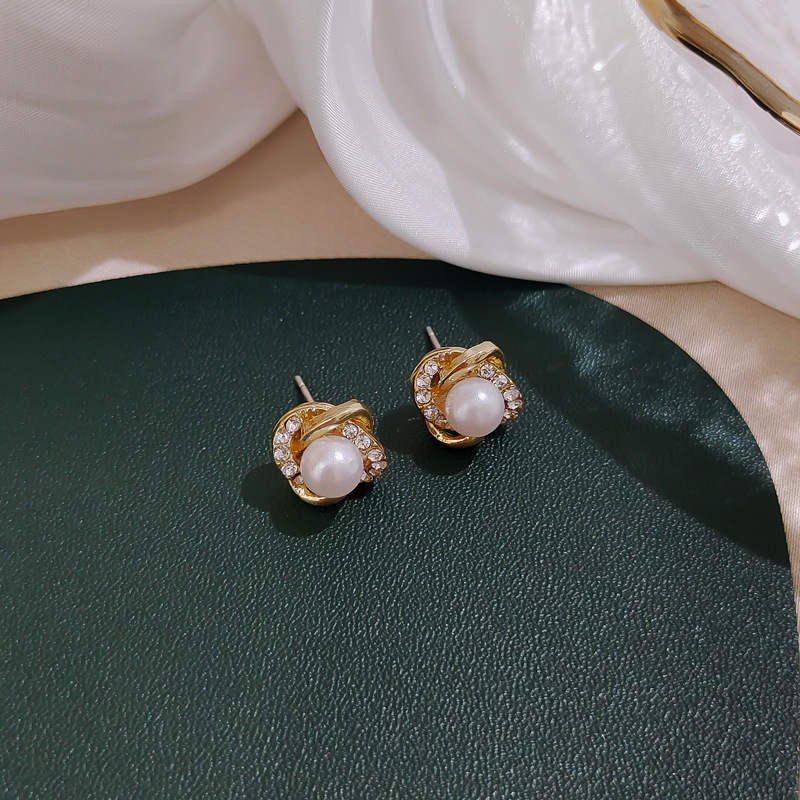 Simple Rose Gold Pearl Earrings Korean New Simple Retro Earrings Female Wholesale display picture 2