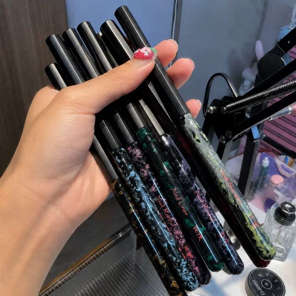 Doukou's new high-quality nail art brush set includes a universal brush, a painting and line drawing brush, a sweeping brush, and a square-round construction gel brush