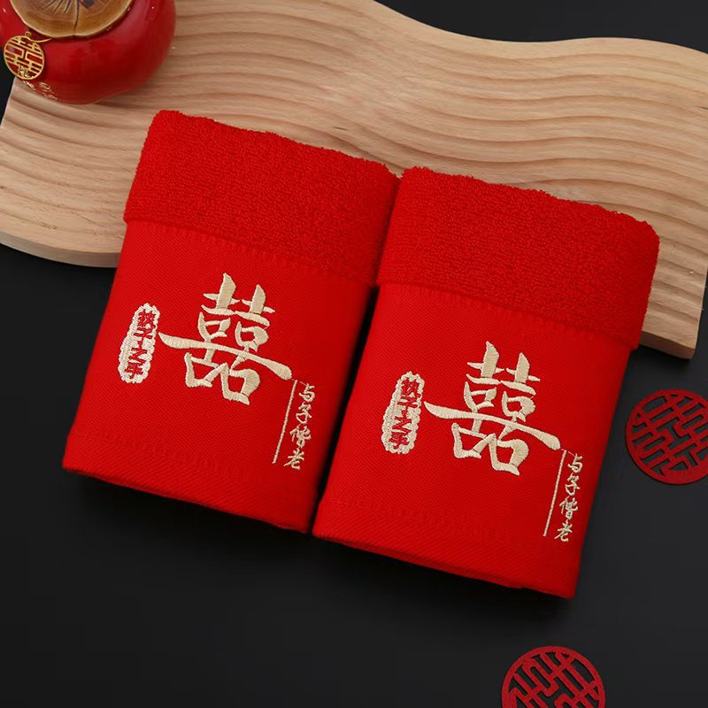 Большой красный широкий срез, держащий руку и старое счастливое полотенце