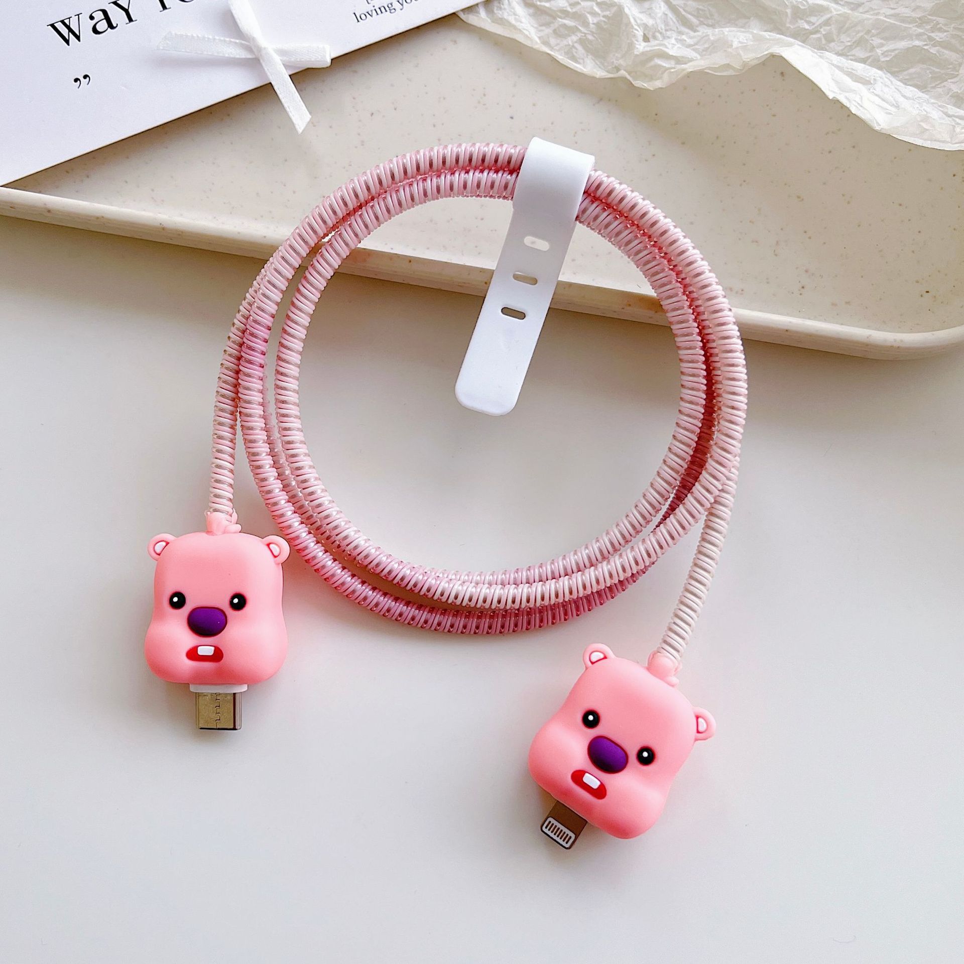 Amazon cartoon cable de datos cubierta adecuada para Apple Android cable de datos de carga rápida cuatro piezas en stock al por mayor