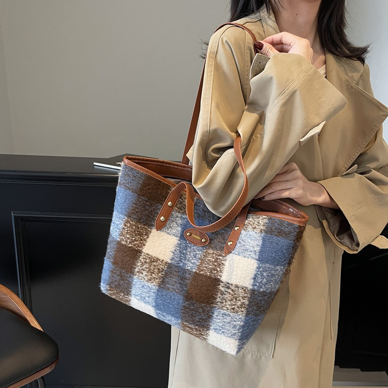 Personalidad de la tendencia de gran capacidad extranjera de transporte 2024 nueva moda de lana cuadrada de hombro bolso de mano bolso de mujer