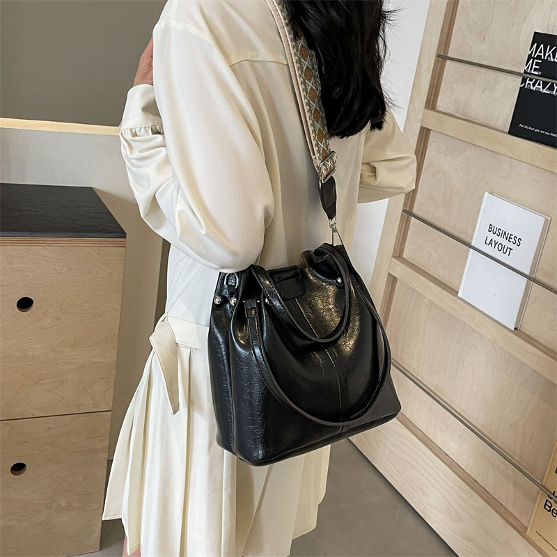 Bolso de moda coreano para mujeres 2024 verano nuevo bolso de hombro casual versátil nicho bolso de cubo de moda
