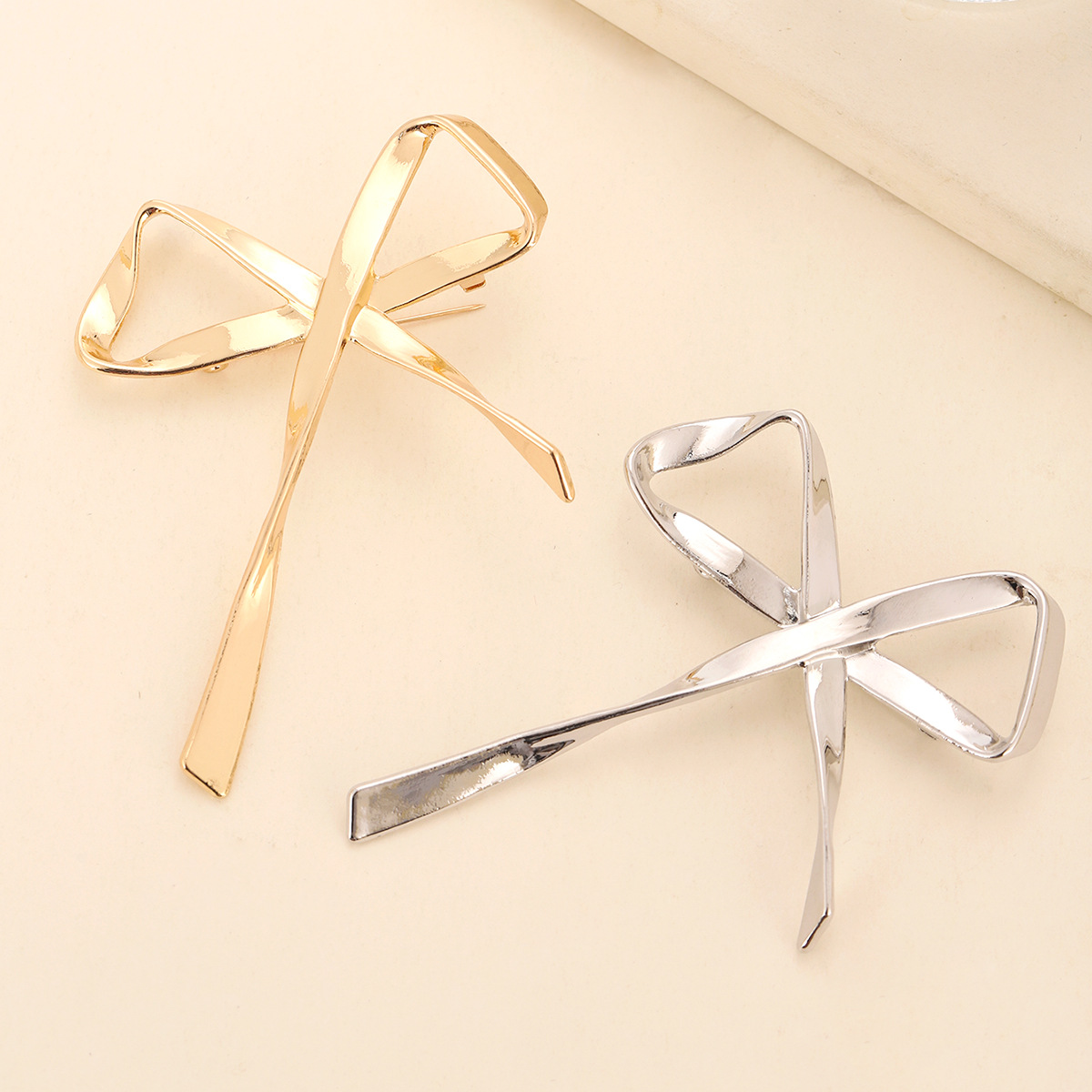 Nuevo broche de arco metálico de flores de brazo mujer sensación de diseño flotante ropa accesorios personales de alto nivel pin ropa accesorios