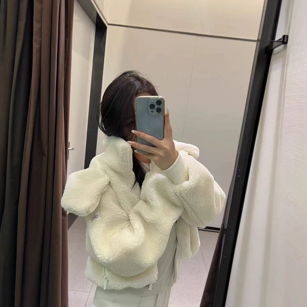 Куртка с капюшоном из мягкой и теплой овечьей шерсти в стиле Кендалл Дженнер, коллекция осень-зима 2025, коллекция alo.