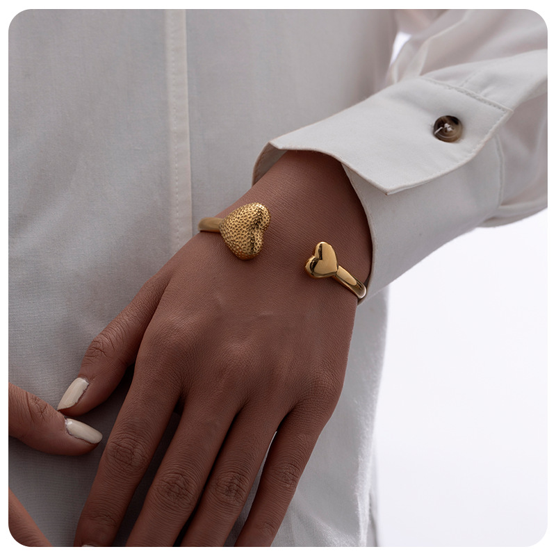 Tina martillo de acero inoxidable transfronterizo amor pulsera asimétrica ligera de lujo temperamento alto 18k oro titanio pulsera de acero mujer image 1