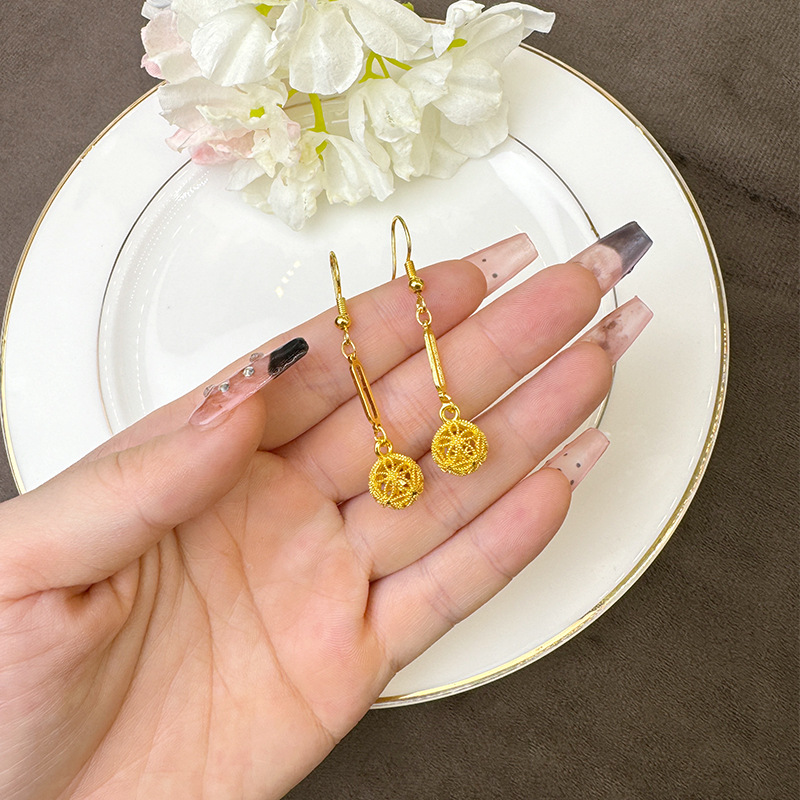 Pendientes geométricos huecos con borlas de lujo ligero de oro de arena vietnamita Pendientes de alta gama de temperamento de moda para mujer con fuente de joyería