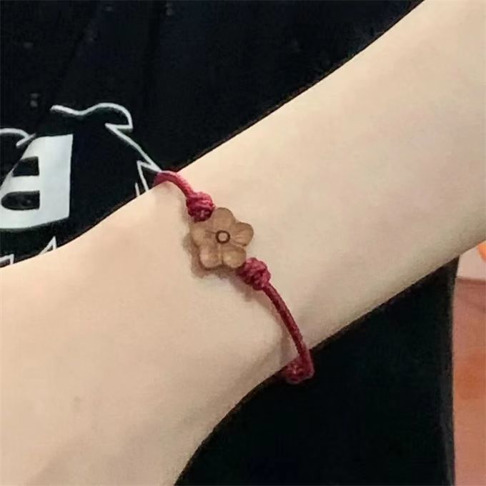 Pequeño libro rojo con madera de melocotón tallado ciruela cuerda de mano cuerda de mano tejida cuerda de la suerte para dar regalo a una amiga