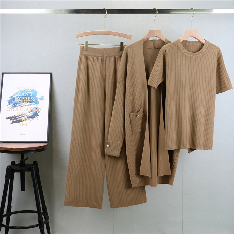 Damenbekleidung Modischer, temperamentvoller dreiteiliger Strickanzug, kurzärmliges Oberteil mit Rundhalsausschnitt für Damen + mittellange Strickjacke + Hose mit weitem Bein_voghion.com