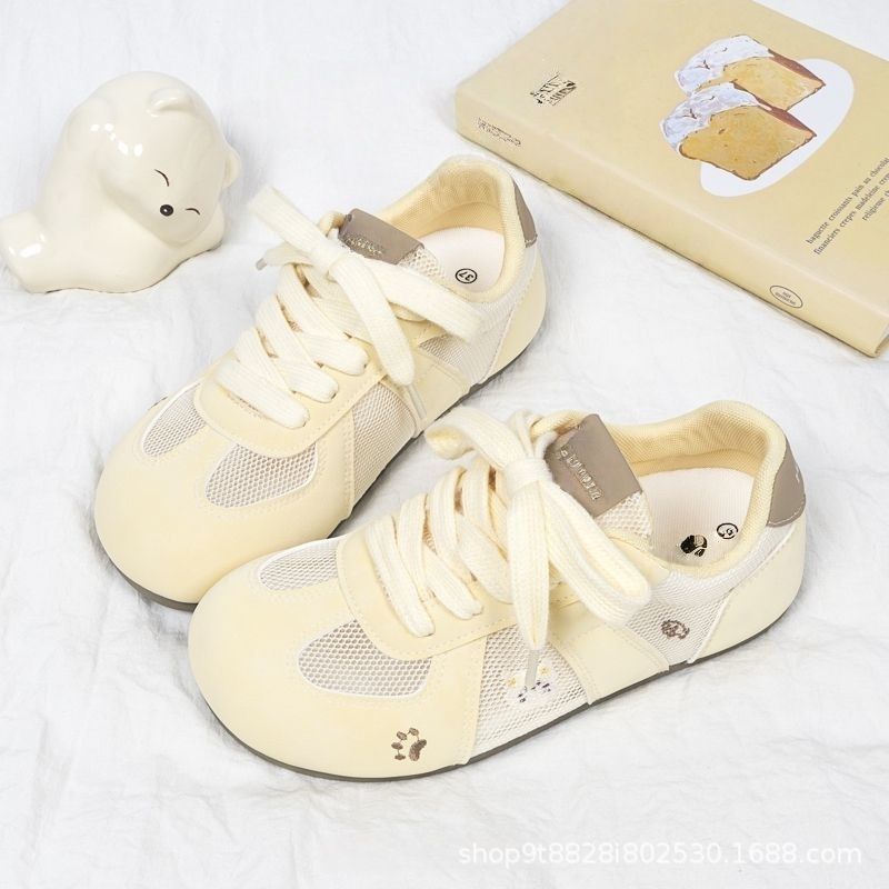 Zapatos de malla transpirables de color crema 2026 verano nuevos zapatos blancos ligeros con suela delgada zapatos de skate universales para mujeres