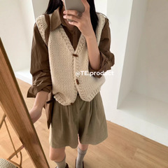 秋季韩系叠穿牛角扣针织马甲女时尚通勤外搭无袖V领毛衣开衫背心