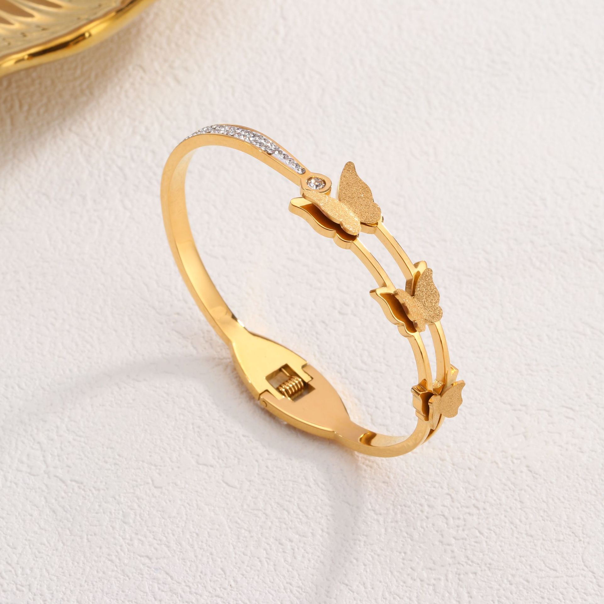 108 세 개의 반투명 나비 팔찌 골드