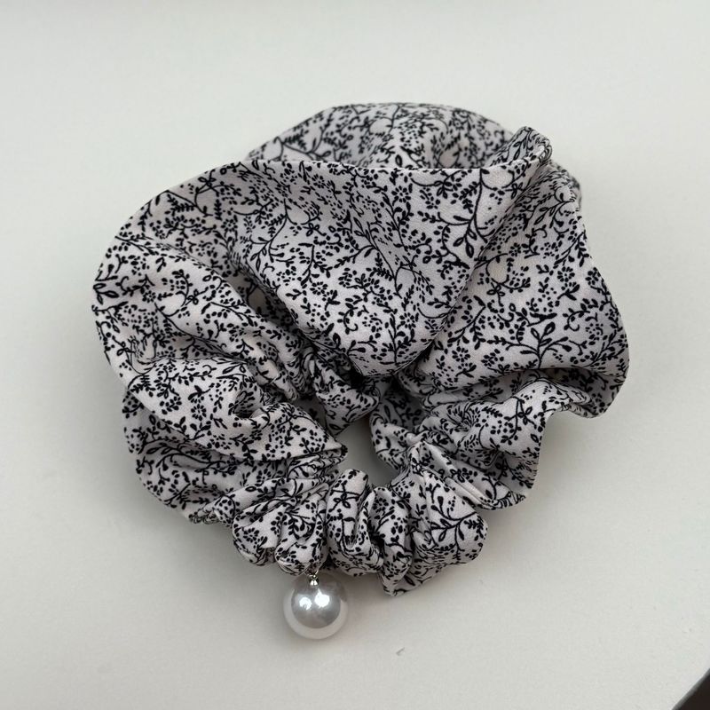 清新な黒地の小さい花の真珠のペンダントの輪のデザイン感があります。|undefined