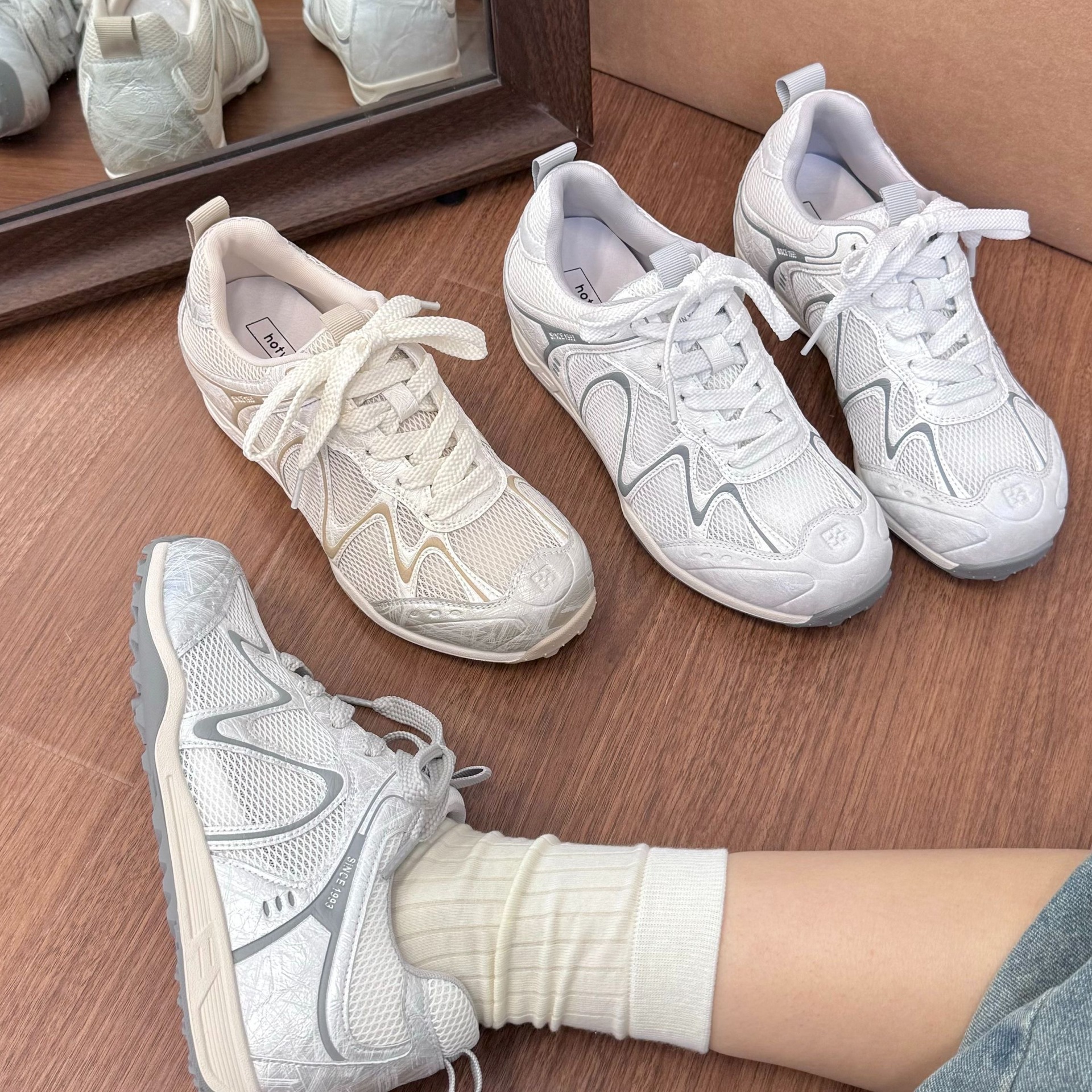 Primavera y verano de 2026 zapatos de entrenamiento de malla plana transpirables diarios zapatos blancos de moda para mujeres