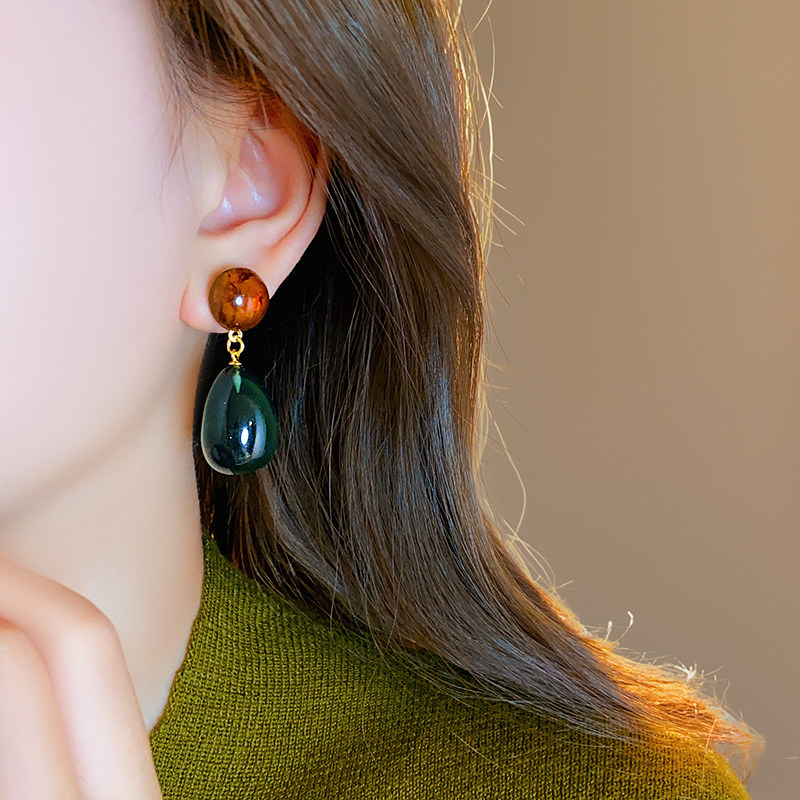 Color de contraste aretes de gota de agua redondas de color femenino sensación de lujo ligero pernos de aretes únicos 2026 nuevos aretes de aretes