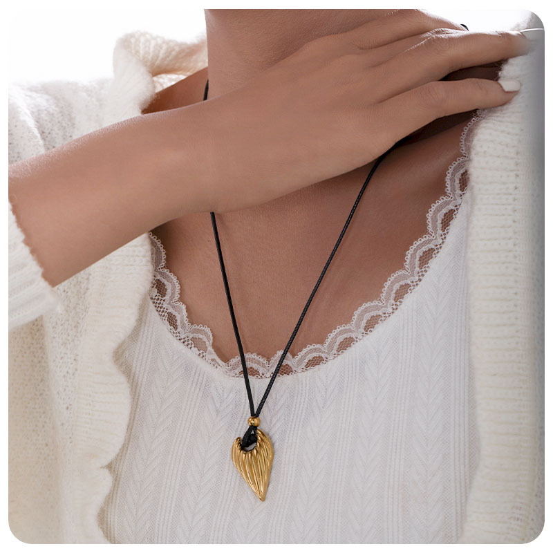 TAINA Omei INS transfronterizo 18k oro chapado collar de acero titanio largo ajustable cuerdas negras hojas suéter cadena al por mayor image 4