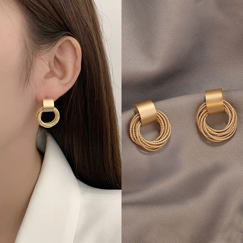 S925銀針韓国版耳飾りシンプルな大衆気質個性的な新型ピアス女性高級感真珠イヤリング卸売り