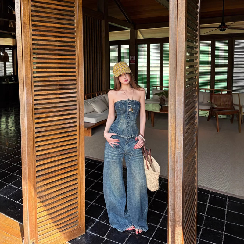 Real Shot of a Denim Tube Top for a Spicy Look, Slim-Fit Short Bustier Top for Women, Loose Low-Waist Wide-Leg Jeans, Trendy Denim Pants Real Shot of a Denim Tube Top for a Spicy Look, Slim-Fit Short Bustier Top for Women, Loose Low-Waist Wide-Leg Jeans, Trendy Denim Pants