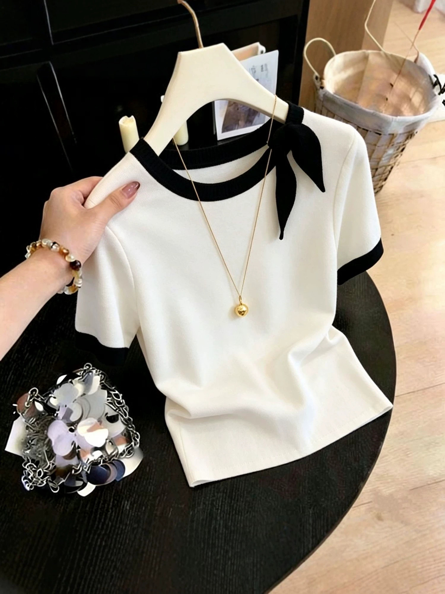 Áo thun nữ cổ tròn phối màu tương phản, chất liệu knit mềm mại, dáng ôm nhẹ — màu trắng