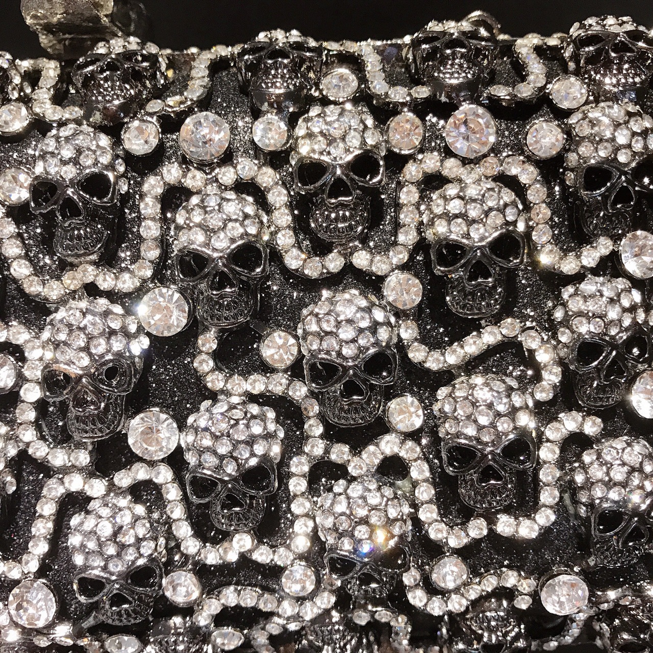 Túi clutch dạ tiệc hộp cứng đính đá hình đầu lâu — Màu đen chi tiết 6