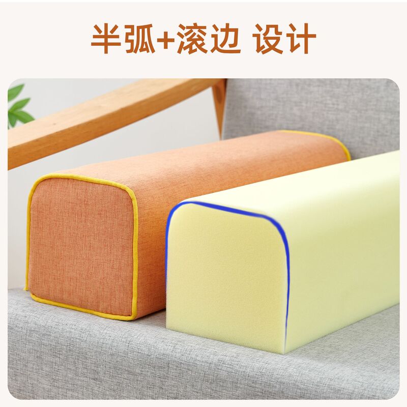 中国式の木製ソファの手すり枕の両側に高いアーチ型のカバーを入れて、枕の四角形の羅漢ベッドの窓の手すり枕に寄りかかっています。|undefined