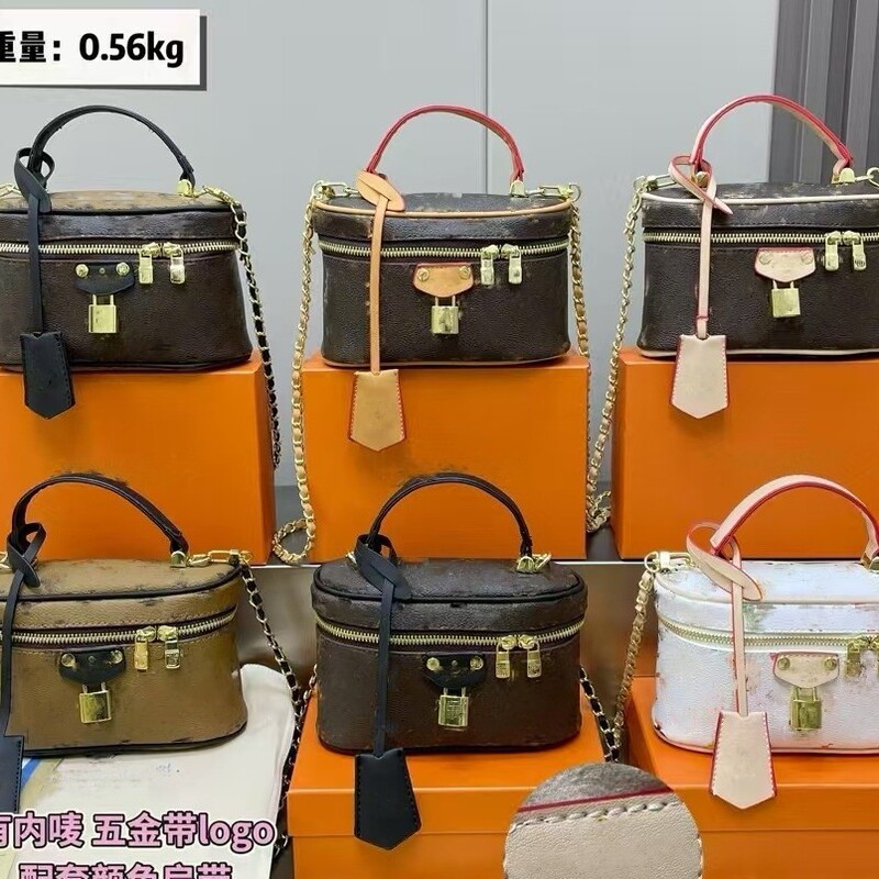 New makeup bag with contrasting color chain, box-shaped, hand-held, crossbody, and shoulder bag New makeup bag with contrasting color chain, box-shaped, hand-held, crossbody, and shoulder bag