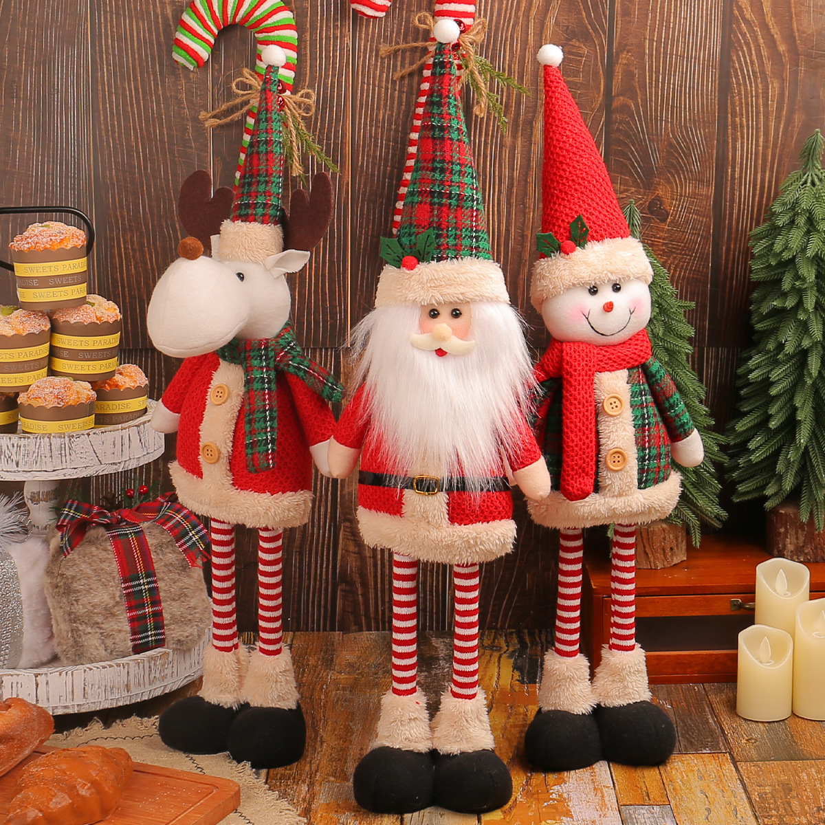 Una variedad de muñecos retráctiles de pie navideños, escaparates de hotel, muñecos de nieve navideños, muñecos de alces, adornos decorativos