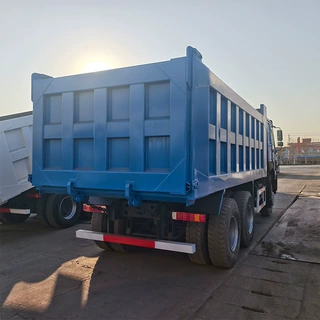 重汽豪沃后八轮自卸车定制双桥渣土运输车371马力集装箱后翻车