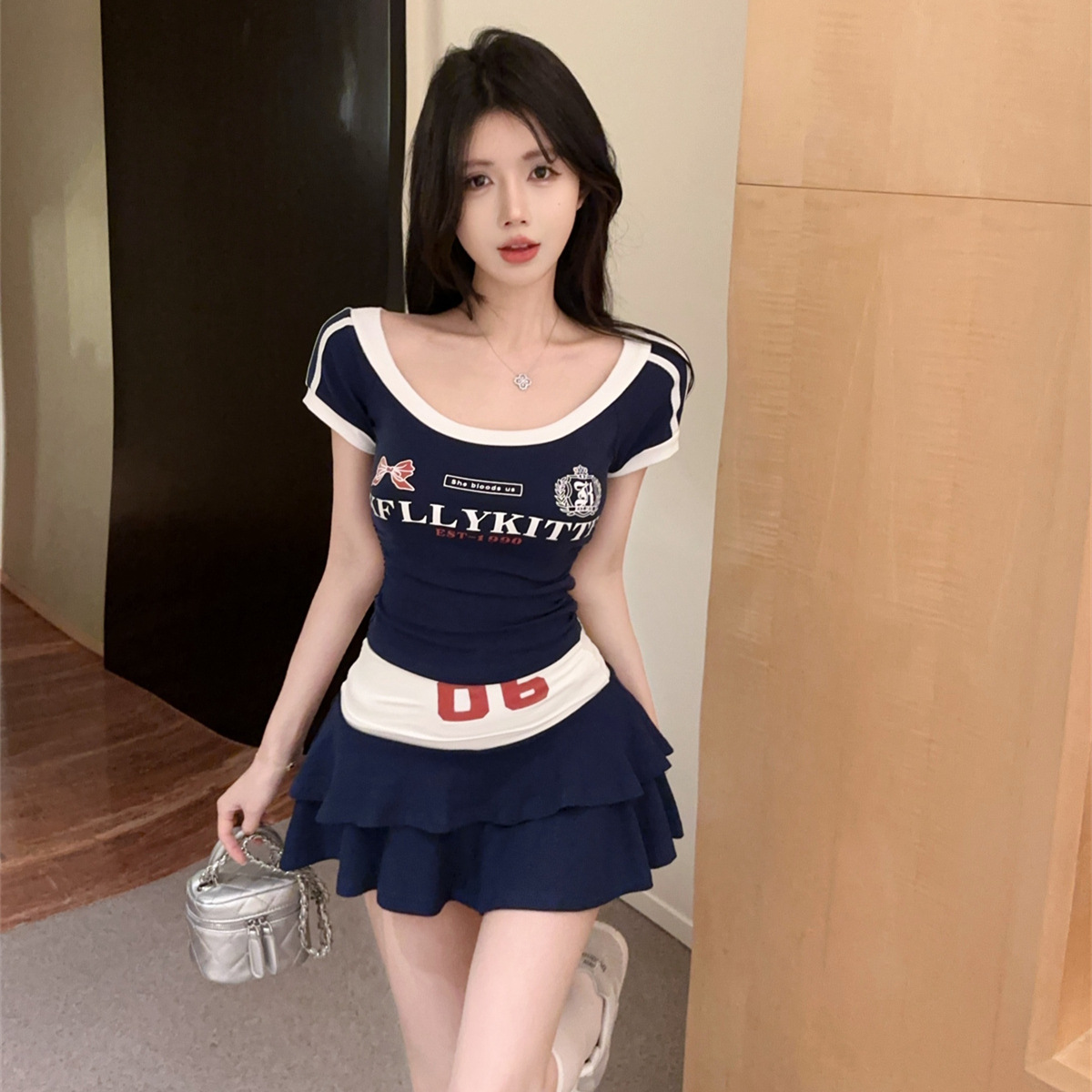 여름옷은 핫걸 스타일의 복고풍 대비색 반팔 티셔츠 탑과 섹시한 A라인 플리츠 스커트 스포츠 슈트로 구성되어 있습니다.