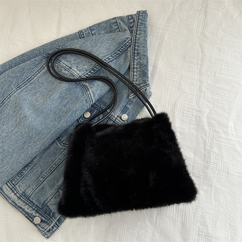 Bolso de peluche de nicho de invierno bolso de mujer 2024 moda extranjera hombro braza pequeña bolsa cuadrada bolsa de viaje de lana universal