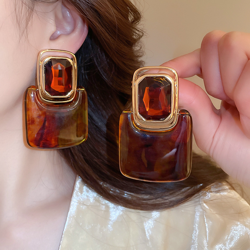 Retro Merrade curry plata aguja pendientes de moda versátil Hong Kong aretes de estilo ligero lujo alta sensación otoño invierno pendientes