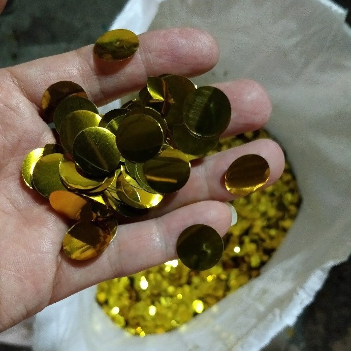 电镀深藏蓝酒红亮纸裁切成帘子大红铝箔压成2.5厘米圆形心型亮片