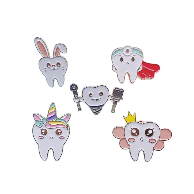 Tecknad tandvårdsbrosch i metall för kläder och väskor_voghion.com