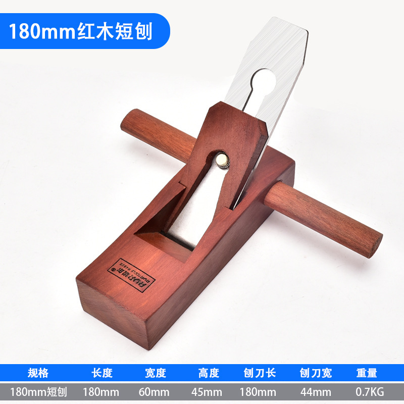 メーカーの手で大工のかんなを掘って手でかんなの逸品を押します。|undefined