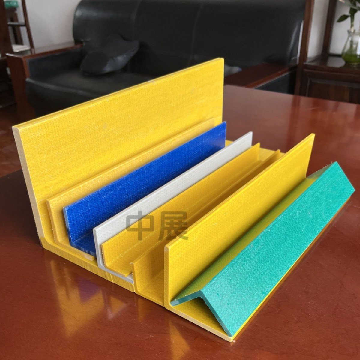 玻璃钢角钢房顶建筑方管工字钢型材绝缘防腐阻燃化工厂玻璃钢檩条