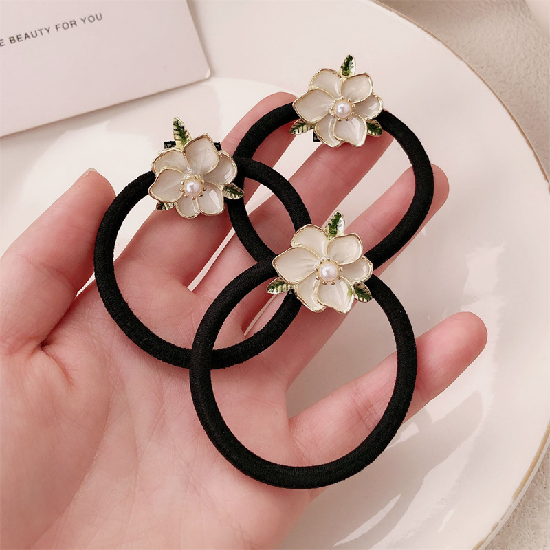A principios de la primavera, el nuevo estilo coreano de flores metálicas cuerdas de cabeza simple de alta calidad anillo de cabello de cabello de correa de cabello accesorios para el cabello