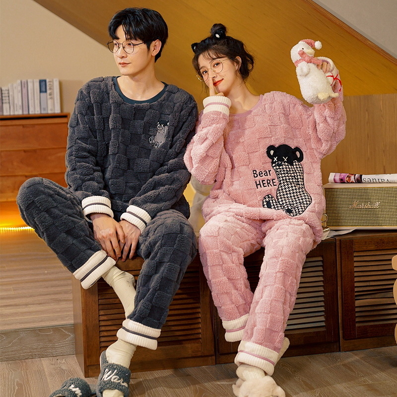 Pareja de pijamas de invierno de lana de coral engrosada de franela forrada de lana de los hombres y las mujeres de color a juego de dibujos animados ropa de casa Otoño e Invierno
