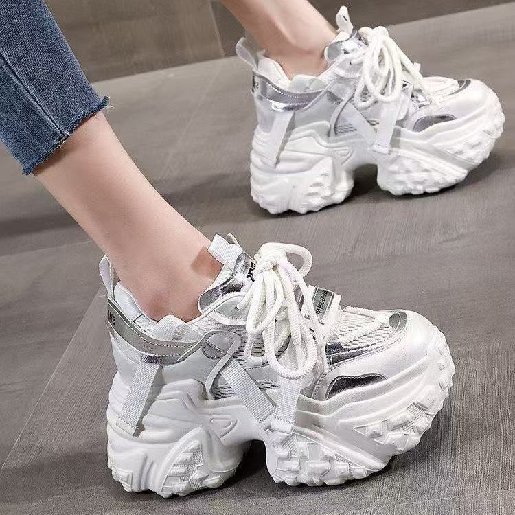 Zapatos de alta altura para mujeres transpirables verano 2026 nuevos zapatos casuales de moda versátiles pequeños muestran pies pequeños