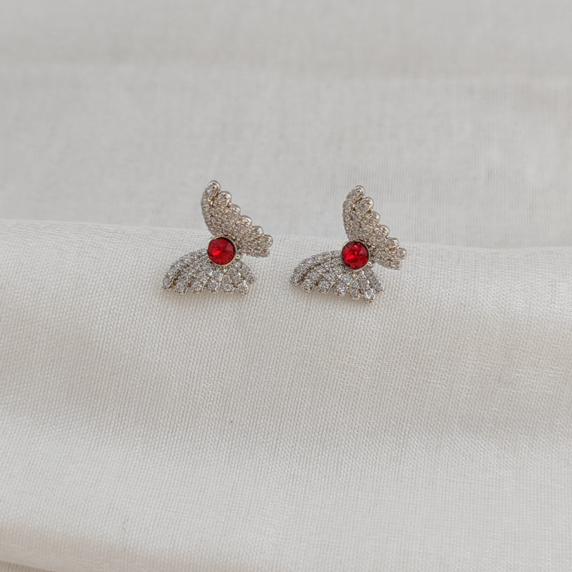 Pendientes de Aleación de Cobre con Baño Electrolítico Blanco de Xuping Jewelry, Diseño Versátil de Lujo Ligero, Venta al por Mayor