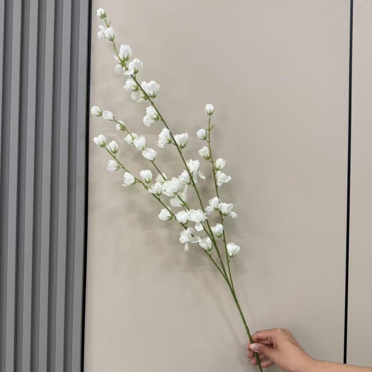 Simulación de 4 ramas altas flores de línea violeta decoración de bodas sala de flores de seda techo alto material floral camino de guía de flores