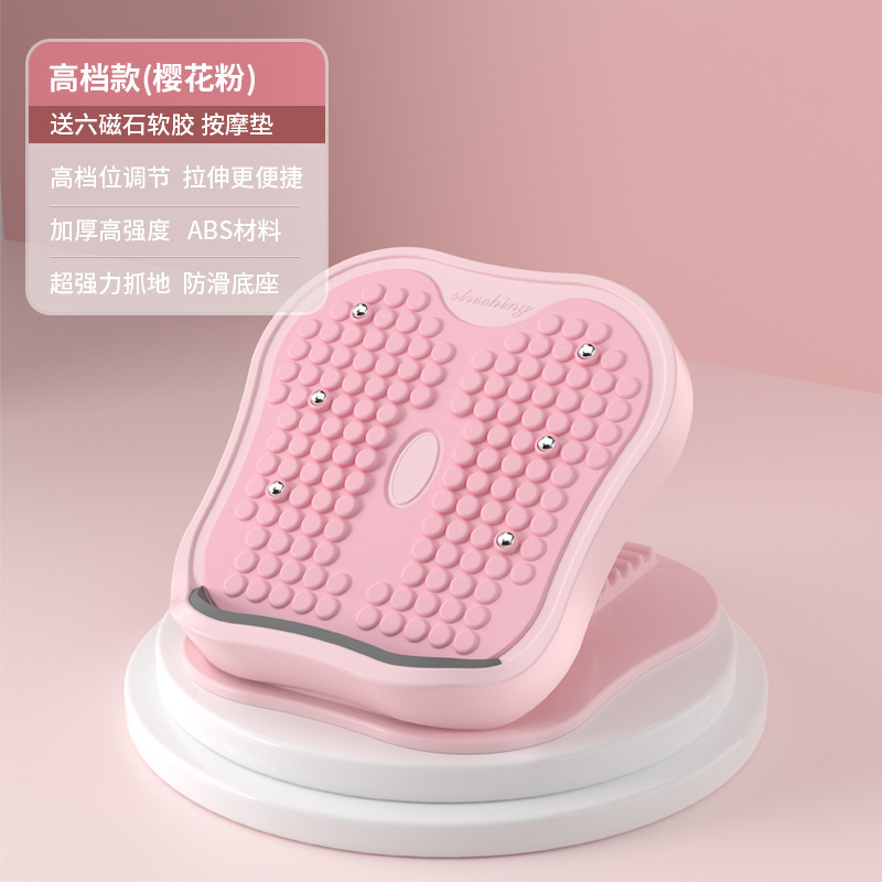 筋引き板の斜めのペダルの下腿のストレッチ器のやせた足は立っています。|undefined