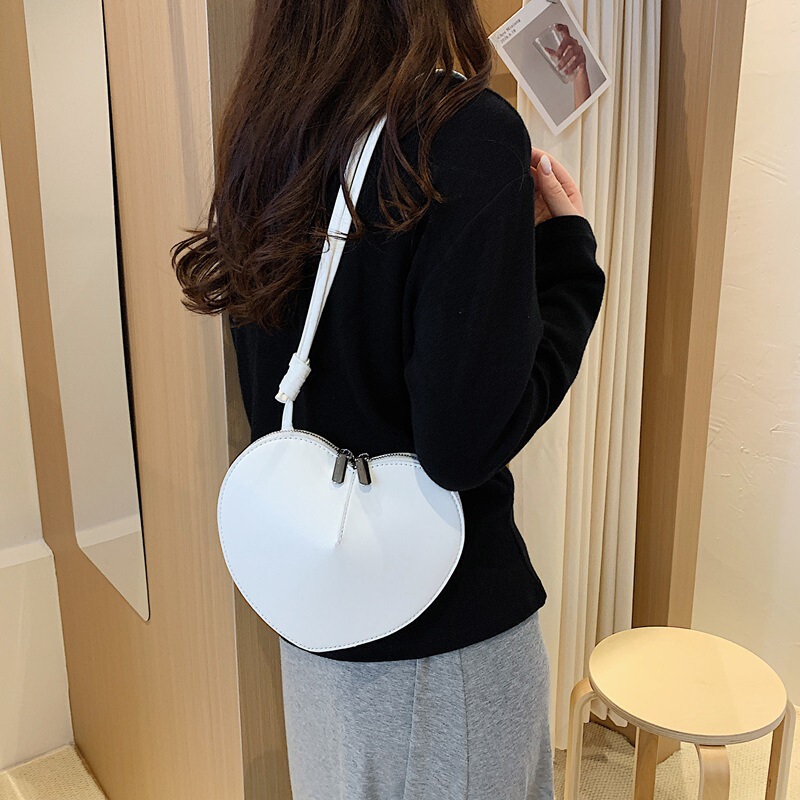 Niche Design, Simple and High-End Feel, Single-Shoulder Heart-Shaped Bag, Hot-Selling Women's Bag for Early Summer 2026, Solid Color, Stylish and Versatile Women's Bag