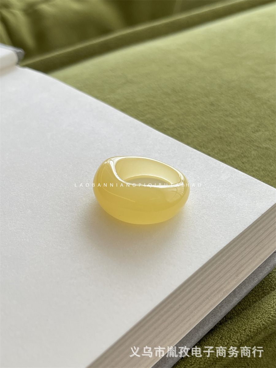 El pequeño blogero del libro rojo con el mismo anillo de resina en forma de tesoro único de nicho, anillo de viento frío para atraer riqueza