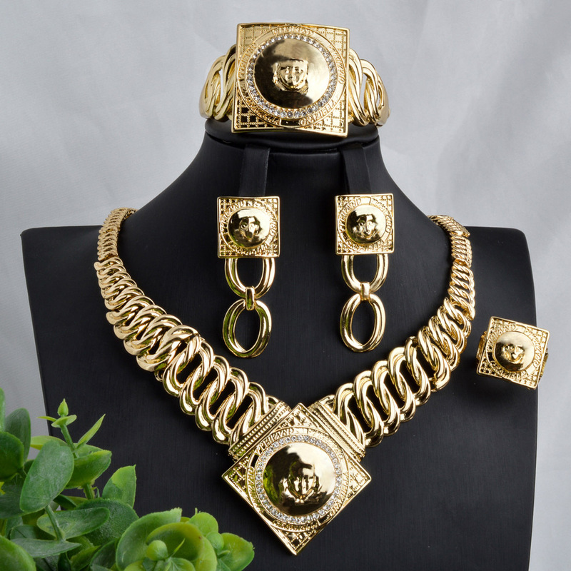 Customer's French-Style Portrait Diamond-Encrusted Square Pendant Ring Necklace Bracelet Earrings Ring Set Bridal Jewelry Customer's French-Style Portrait Diamond-Encrusted Square Pendant Ring Necklace Bracelet Earrings Ring Set Bridal Jewelry