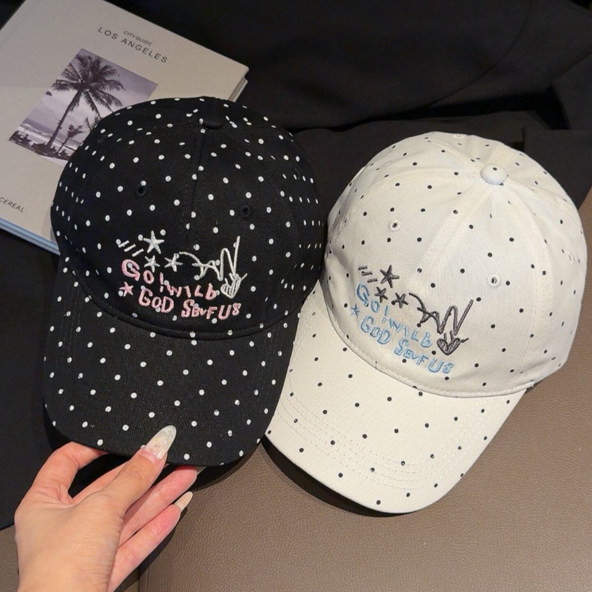 Korean-style embroidered polka dot baseball cap for women, versatile and face-slimming, black and white duckbill cap with sun protection and star design