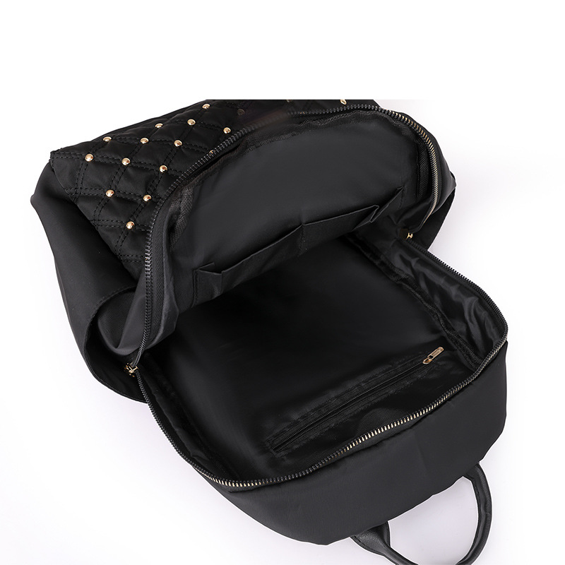 2023 nueva mochila de nailon para mujer coreana, remache de diamantes de moda, mochila de viaje de cercanías de gran capacidad al por mayor