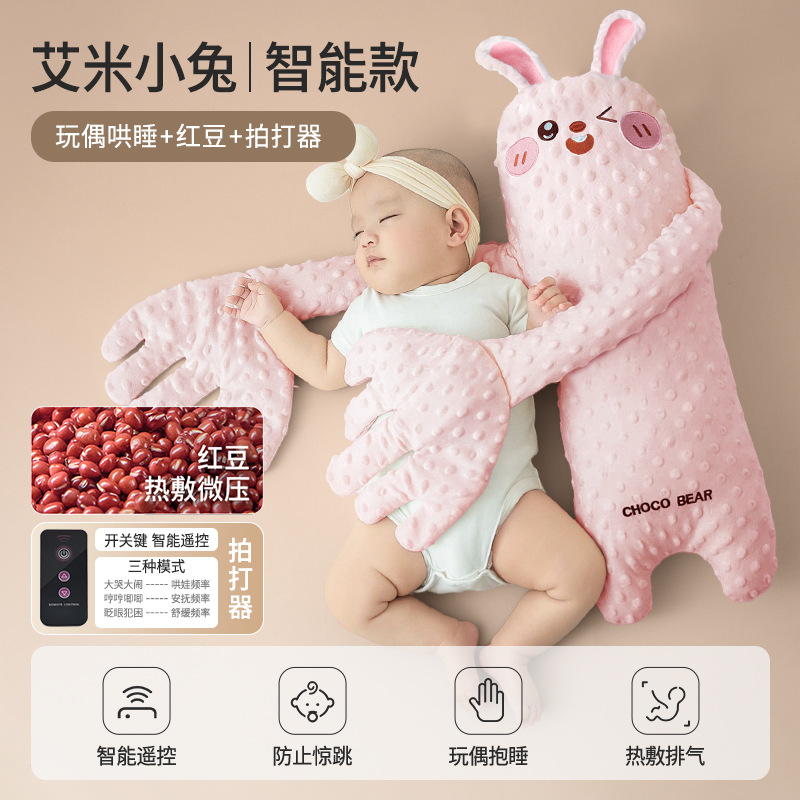 Bebé acariciando el sueño, tranquilizando las palmas, persuadiendo al bebé para que duerma, el bebé se acuesta, persuade al bebé para que se duerma y duerma, bofetada en febrero