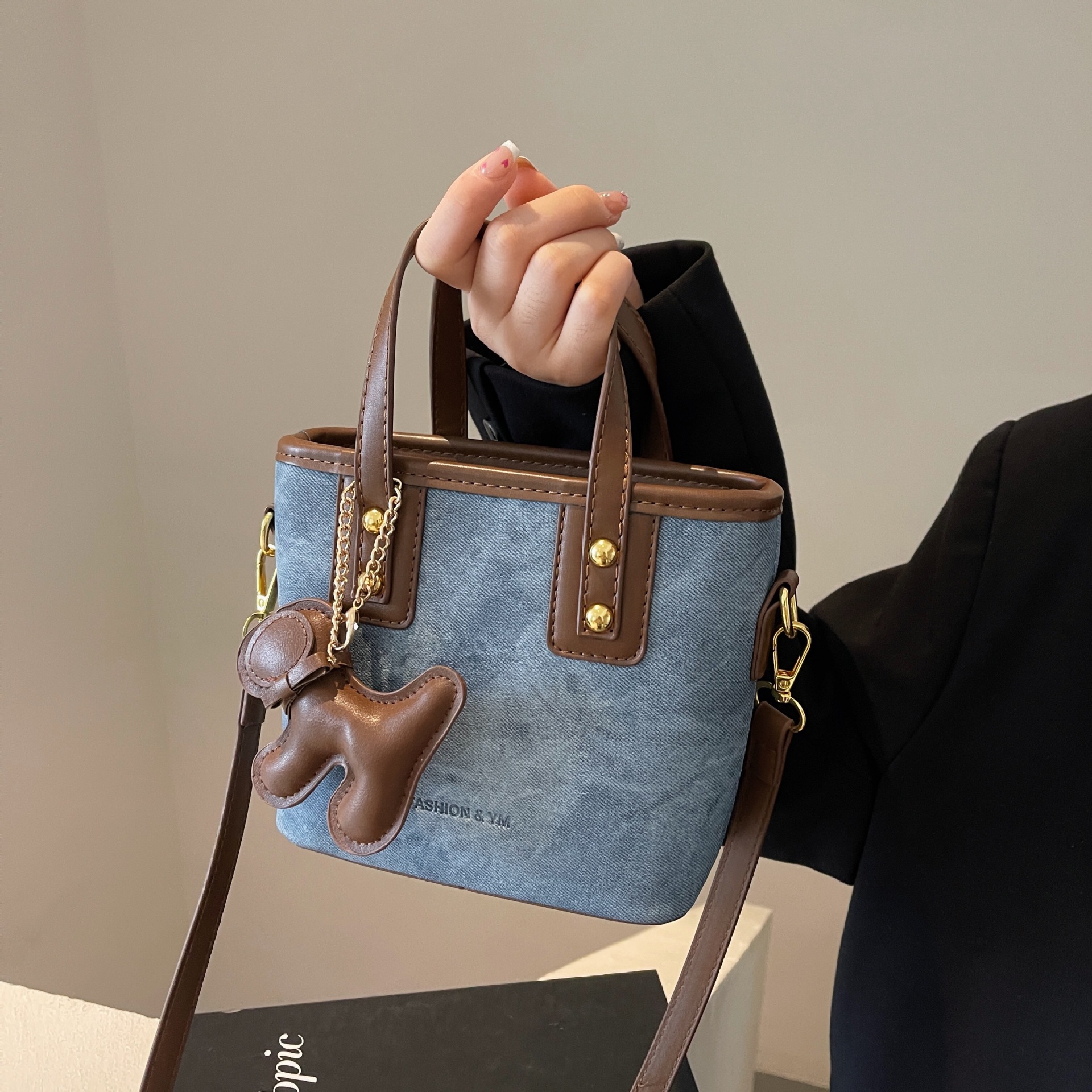 펜던트가 달린 블루