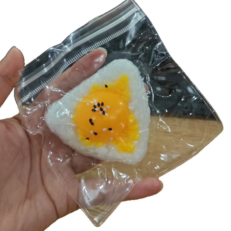 赤い本の同じタイプの卵黄のおにぎりは塩の卵黄のおにぎりをつまんでシミュレーションします。|undefined
