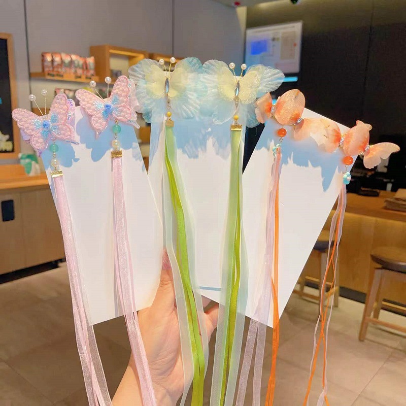 Children's hair accessory with tassels