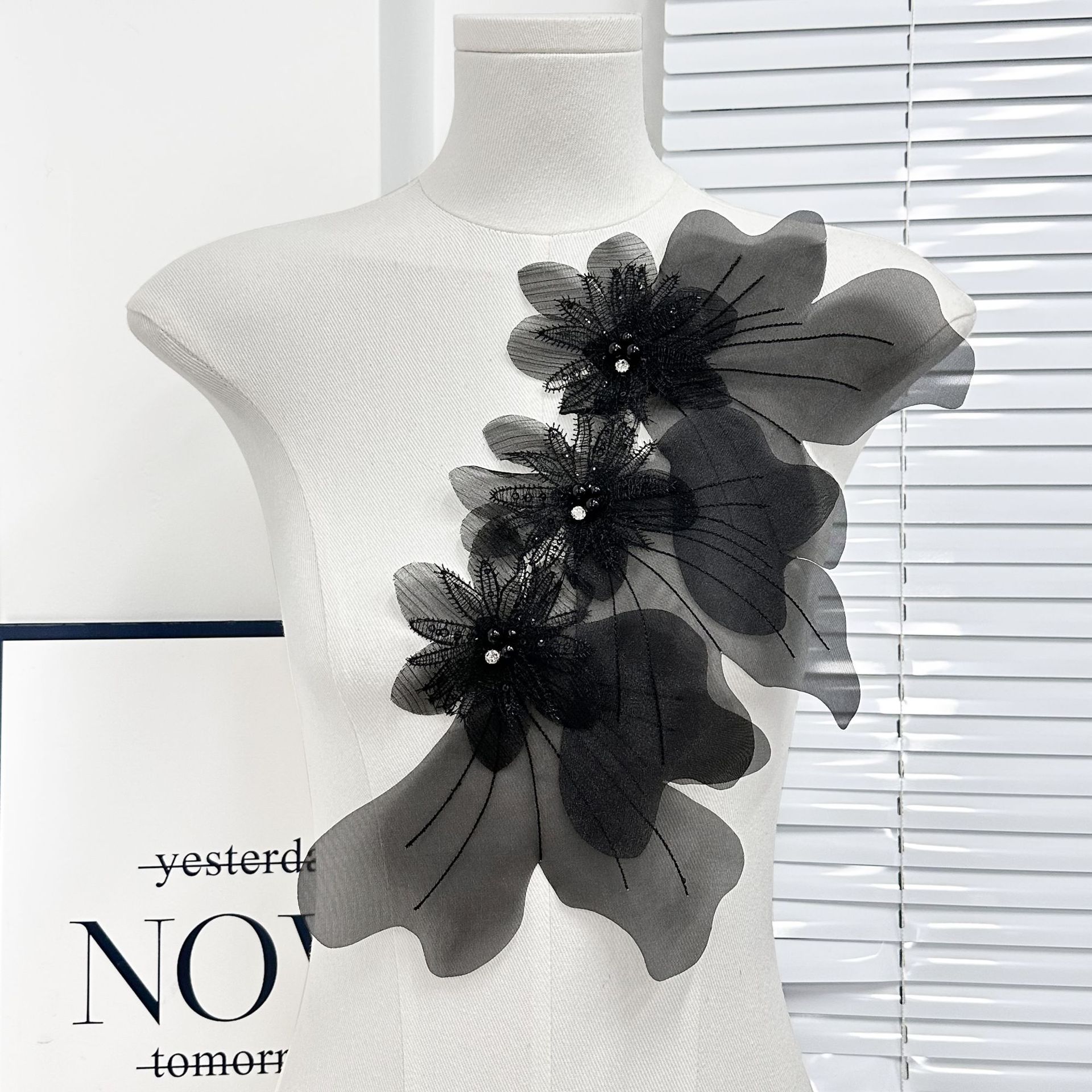 Multicapa estereoscópica ergena accesorios de flores hechos a mano pegado vestido camisa decoración de tela de malla flor explosión